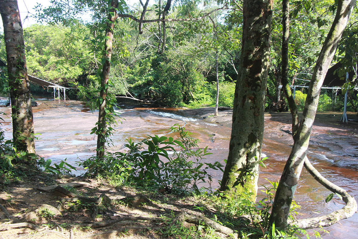 A serene view of Da Ban Stream with water flowing over large flat rocks